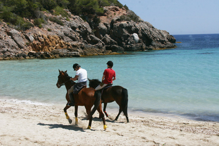 Can Curreu, un Spa hotel rural con encanto, se encuentra situado en San Carlos, uno de los lugares más auténticos de la isla de Ibiza.